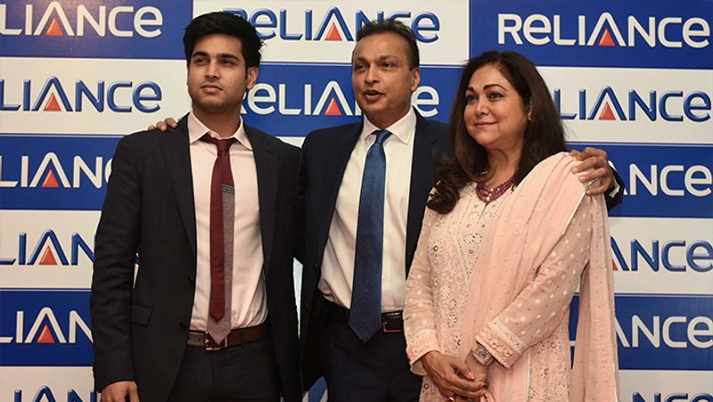 अंबानी के दोनों बेटों के इस्तीफे की खबर आते ही कंपनी के शेयरों में और गिरावट आई है और कंपनी के शेयरों में सोमवार को 5 पर्सेंट की गिरावट देखी गयी है।