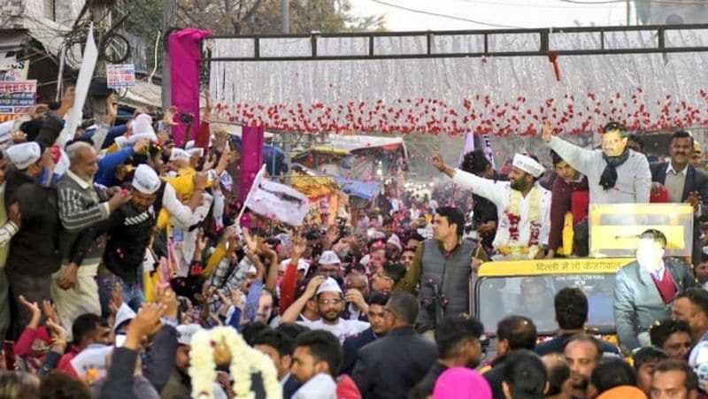 AAP के फेसबुक पेज के साथ ही प्रशांत किशोर की इंडियन पॉलिटिकल एक्शन कमिटी यानी IPAC ने भी पार्टी का प्रचार किया। IPAC ने अभी तक आप के लिए 13,45,247 रुपये खर्च किए। ये पैसे "लगे रहो केजरीवाल" नाम के फेसबुक पेज पर खर्च किए गए। आम आदमी पार्टी 4 फरवरी तक आधिकारिक रूप से दिल्ली चुनाव प्रचार में 61,23,450 रुपये खर्च कर चुकी है।