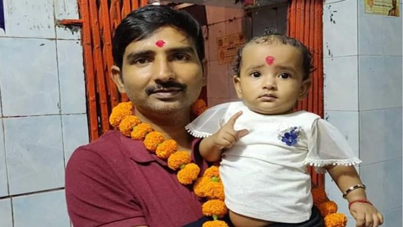 उनके पिता अपने सामर्थ्य से अधिक व्यवस्था कर उनकी पढ़ाई के लिए पैसे भेजते थे। लेकिन कभी-कभी वह पैसे पर्याप्त नहीं होते थे। मंगलेश अपने रूम मेट से किताबें आदि मांगकर पढ़ लेते थे।