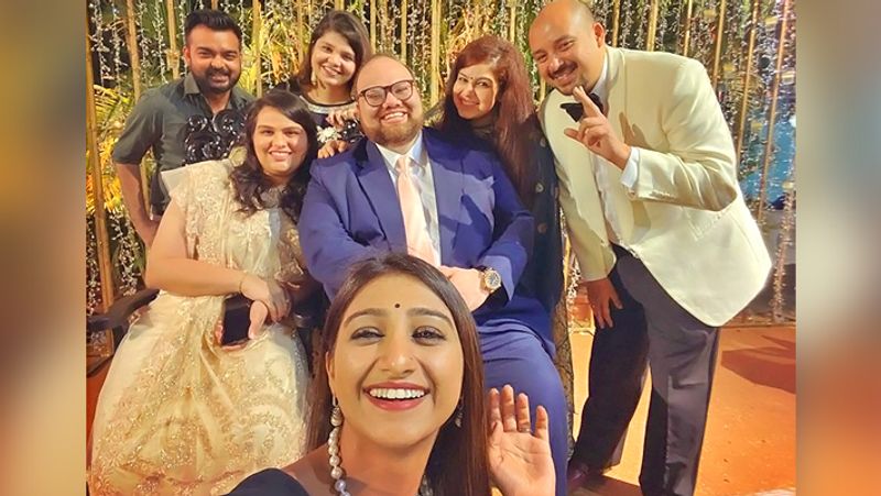 मोहिना कुमारी रीवा के राजा पुष्पराज सिंह जूदेव की बेटी हैं। एक्ट्रेस ने 8 फरवरी, 2019 को गोवा में सुयश के साथ सीक्रेट सगाई की थी।