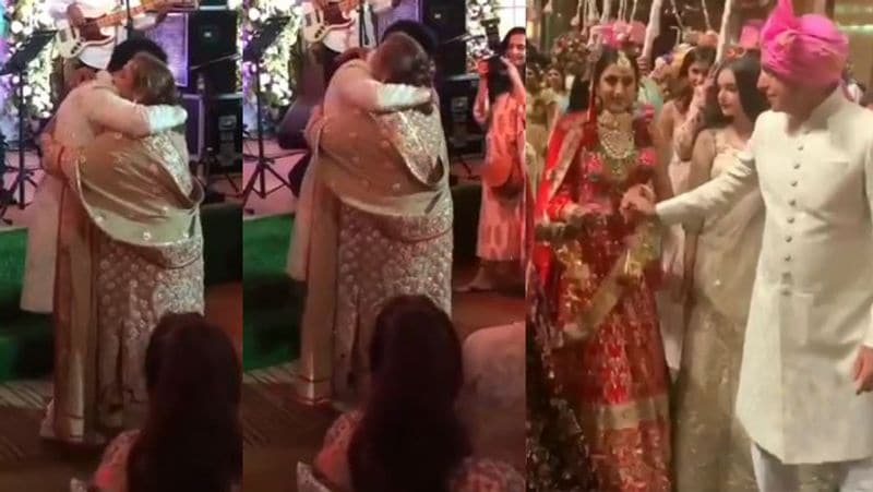 अरमान की दुल्हन शादी के मंडल तक पापा का हाथ थामे पहुंची थी। इस मौके पर अनीसा ने सुर्ख लाल रंग के लहंगे के साथ हैवी ज्वैलरी कैरी की थी।