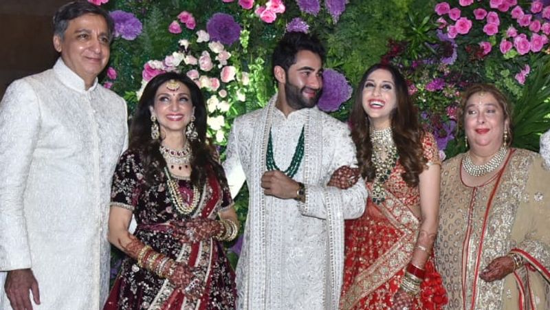 सास-ससुर और पत्नी के साथ पोज देते अरमान जैन।