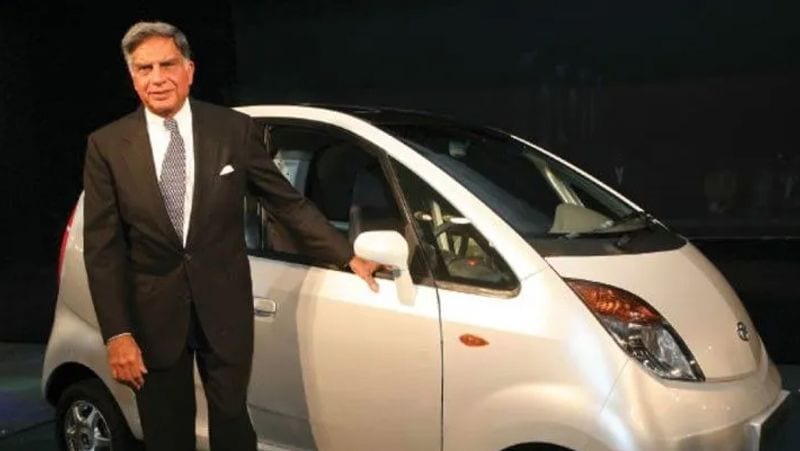 नैनो कारें रतन टाटा की सबसे प्रिय परियोजना है। 2009 में, उन्होंने एक ऐसी कार बनाने का वादा किया, जिसकी कीमत केवल एक लाख रुपये होगी। और तमाम मुश्किलों के बावजूद उन्होंने अपने सपने को पूरा किया और देश को नैनो के रूप में पहली 'लखटकिया' मिली।