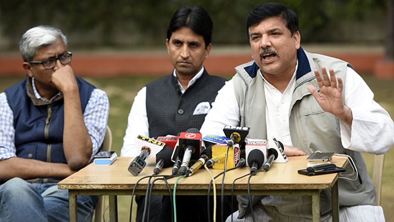 अब दिल्ली में विधानसभा चुनाव हो रहे हैं और तमाम लोग यह जानने में दिलचस्पी ले रहे हैं कि पिछली बार आप के स्टार प्रचारक रहे कविवर कुमार विश्वास आखिर इस बार किसके साथ हैं? कुमार विश्वास ने जब से आप छोड़ा, पानी पी-पीकर केजरीवाल को कोस रहे हैं। लगभग हर बड़े बयान पर केजरीवाल की सोशल मीडिया में खिंचाई भी कर रहे हैं। अब सवाल है कि कविवर आखिर साथ किसका दे रहे हैं।