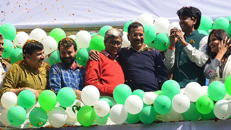 कुमार विश्वास दिल्ली चुनाव में किसके साथ हैं, इसपर साफ-साफ तो कुछ नहीं कहा जा सकता। क्योंकि अब तक कविवर ने दिल्ली में किसी पार्टी का सपोर्ट नहीं किया है। कविवर की ओर से किसी को सपोर्ट नहीं करने और विरोध वाले ट्वीट से एक हद तक उनके पक्ष का अनुमान लगाया जा सकता है। हालांकि ये सिर्फ अनुमान भर हैं। कविवर के मजाकिया ट्वीट्स पर किसी तरह का दावा नहीं कर सकते हैं।