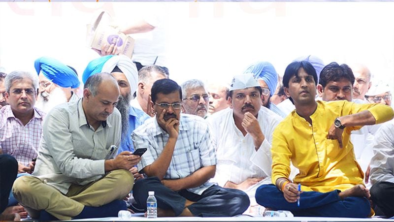 वैसे कुमार विश्वास उन तमाम मुद्दों (मोदी सरकार के) का साथ दे रहे हैं जिनमें से कुछ पर उनके दोस्त पुराने दोस्त केजरीवाल को आपत्ति है। और केजरीवाल जिन मुद्दों को उठा रहे हैं उस पर कविवर भयानक किस्म का विरोध कर रहे हैं। जैसे- नागरिकता कानून का मसला ही ले लीजिए। इस पर दिल्ली के मुख्यमंत्री ने मोदी सरकार का विरोध किया है। मगर कविवार नागरिकता कानून के लिए मोदी शाह को शाबासी दे रहे हैं।