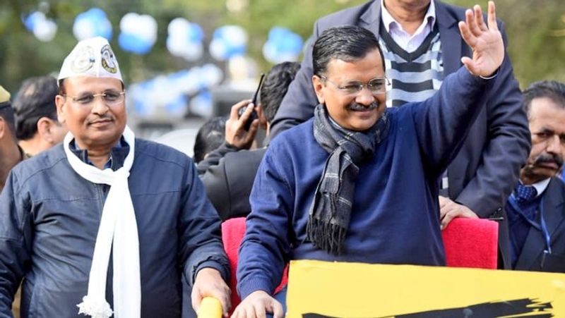 अब तक कई ट्वीट्स में कुमार विश्वास, अरविंद केजरीवाल को आड़े हाथ ले चुके हैं। बालकोट में एयर स्ट्राइक, राम मंदिर, धारा 370, तीन तलाक और नागरिकता कानून के मसले पर कुमार विश्वास सार्वजनिक मंचों से मोदी सरकार की तारीफ कर रहे हैं। हालांकि महात्मा गांधी पर बीजेपी सांसद अनंत हेगड़े के बयान पर कड़ी आपत्ति भी जता चुके हैं।