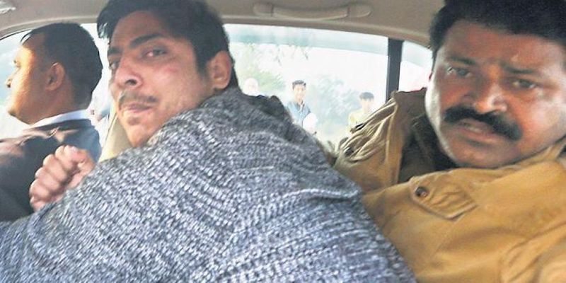 उस समय आरोपी जय श्रीराम के नारे लगा रहा था। उसके पास सेमी ऑटोमेटिक गन थी। उसने दो राउंड फायर किए।