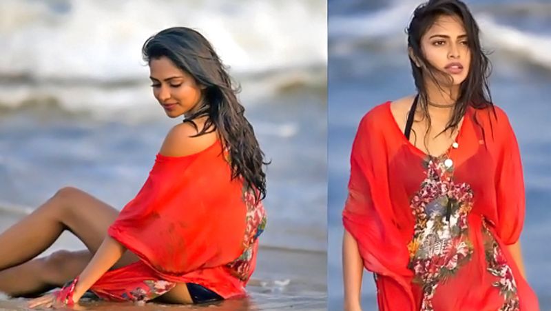 তবে সূত্রের খবর অমলা ও ভাবনিন্দরের বিয়ের এই ছবি বেশি পুরাতন নয়। কিন্তু কেন বিয়ের কথা লুকিয়ে রেখেছিলেন অমলা ও ভাবনিন্দর, তার কোনও উত্তর পাওয়া যায়নি।