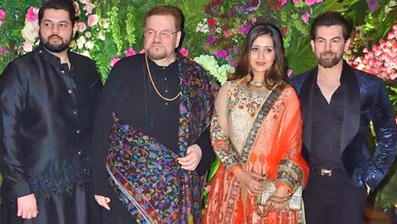 बेटे और बहू के साथ नितिन मुकेश।