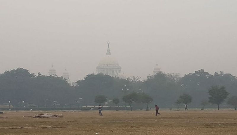 ফের বৃষ্টি কলকাতায়, আগাম জানাল আবহাওয়া দফতর ফের বৃষ্টির সম্ভাবনা বঙ্গে। শুক্রবার বিক্ষিপ্ত বৃষ্টি হতে পারে কলকাতা সহ বাকি জেলায়। আগামীকাল দুই মেদিনীপুর ও দুই পরগনাতেও হালকা বৃষ্টির পূর্বাভাস রয়েছে। ৮ তারিখও হালকা বৃষ্টি হবে মেদিনীপুর, হাওড়া, বর্ধমান,হুগলিতে। তবে হাওয়া অফিস জানিয়েছে, ৯ তারিখ ধীরে ধীরে আকাশ পরিষ্কার হয়ে যাবে। ৯ তারিখের পর থেকে কলকাতার তাপমাত্রা ১৩ থেকে ১৪ ডিগ্রিতে নামবে। জেলার তাপমাত্রা ১১ থেকে ১২ ডিগ্রির আশপাশেই থাকবে।