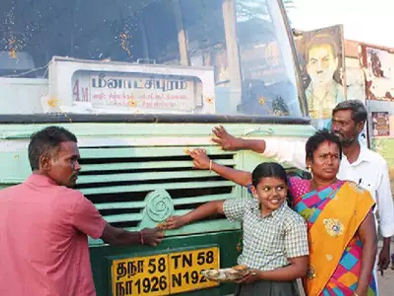 Bus to the village Minachipuram Village in Khushi.