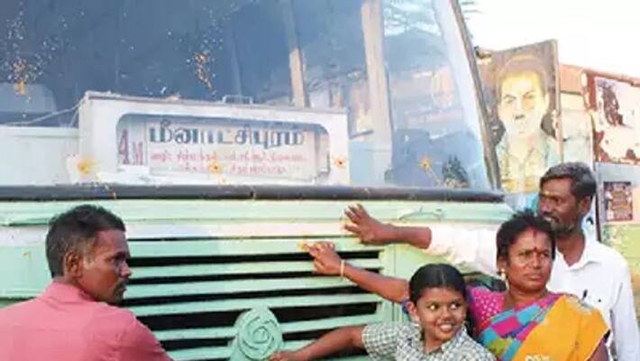 Bus to the village Minachipuram Village in Khushi. Bus to the village Minachipuram Village in Khushi.