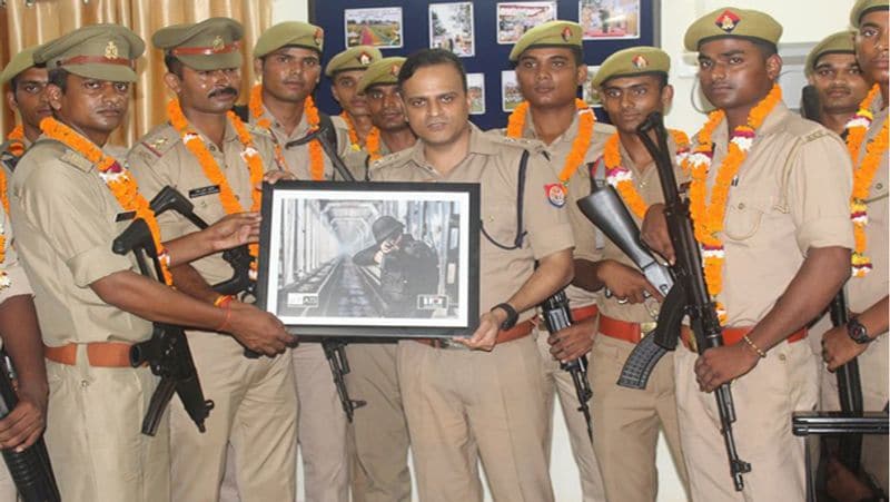 2007 में आशीष का कैंपस सिलेक्शन लंदन की कम्पनी में हो गया। वह लंदन की लेहमैन ब्रदर्स कंपनी में सिलेक्ट हुए, जहां उन्होंने डेढ़ साल काम किया। इसके बाद उन्होंने जापान के नोमुरा बैंक में डेढ़ साल जॉब की। वहां उनका सालाना पैकेज 1 करोड़ से भी अधिक था। दोनों बैंकों में एक्सपर्ट एनालिस्ट पैनल में उनका सिलेक्शन हुआ था। लेकिन उनके मन में शुरू से ही देश सेवा का जज्बा था।