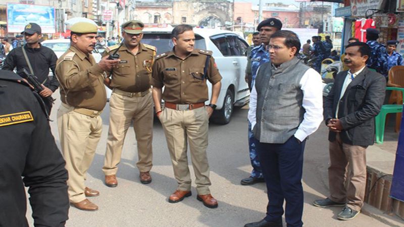 IPS आशीष तिवारी ने प्रतियोगी छात्रों के लिए बताया कि कॉम्पटेटिव एग्जाम के तैयारी करने वाले छात्रों को कभी नर्वस नहीं होना चाहिए। वह अपने सब्जेक्ट की पूरी तैयारी रखें। जब वह ऑन्सर दें तो मन में ये जरूर रहे कि पैनल अगला प्रश्न क्या करेगा। ऑन्सर देते समय पैनल को अपने स्ट्रॉन्ग प्वाइंट या सब्जेक्ट की ओर ले जाने की कोशिश करें । पैनल के सामने आप हम्बल रहिए। ज्ञानी मत बनिए, जिससे उनको लगे कि आप सीख रहे हैं। झूठ मत बोलिए और गेस (अनुमान) मत करिए। हर ऑन्सर में पॉजिटिव सोच रखिए। अपना कॉन्फिडेंस मजबूत रखिए। ऑन्सर नहीं आने पर आराम से कह दीजिए कि ये मुझे नहीं आता है।