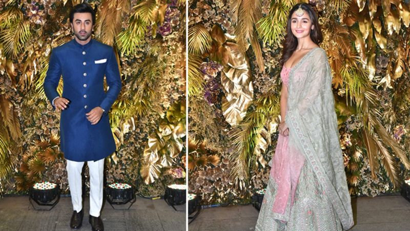 आलिया भट्ट ने कपूर फैमिली के साथ पोज भी दिए और अब उनकी कपूर फैमिली के साथ एक ही फ्रेम में फोटो भी सोशल मीडिया पर सामने आई हैं।