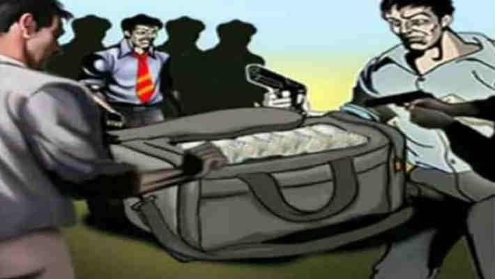 Crook looted 90 lacs from a jewelry store in patna pra Crook looted 90 lacs from a jewelry store in patna pra