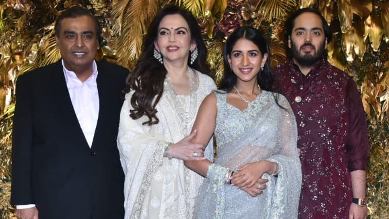 मुकेश अंबानी, नीता अंबानी, राधिका मर्चेंट और अनंत अंबानी।