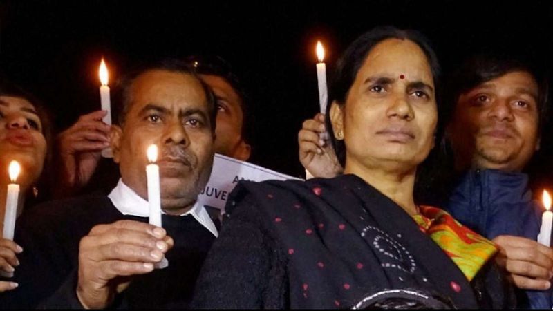 उन्होंने बताया, जिस दिन निर्भया का निधन हुआ, उस दिन शायद उसे पता चल गया था। उसने अपने पापा को बुलाया और बोली, आई एम सॉरी पापा। मैंने आप दोनों को बहुत तकलीफ दी है।