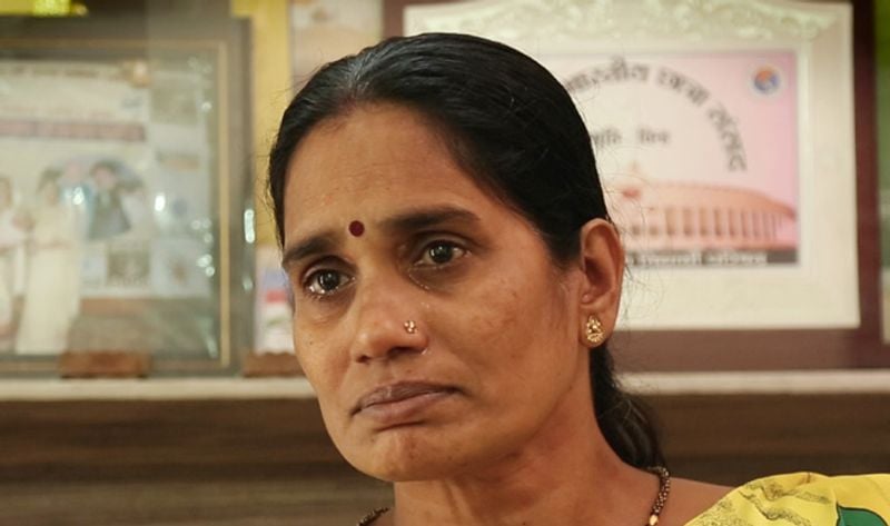 मां ने बताया था कि मौत से पहले निर्भया उंगलियों पर दिन गिना करती थी। वह मुझसे बोलती थी, मां आज कौन सा दिन है। बहुत दिन हो गए हैं। मुझे घर जाना है। जब नर्स कहती कि अभी तबीयत ठीक नहीं है, तब वह मायूस हो जाती थी। इस दौरान वह काफी डरी रहती थी।