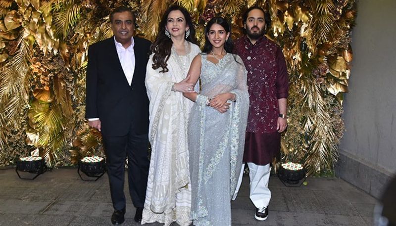 অনুষ্ঠানে বিশেষ আমন্ত্রণ পেয়ে হাজির হয়েছিল আম্বানি পরিবার। সপরিবারে পোজ দিয়ে ছবি তুললেন তাঁরা।