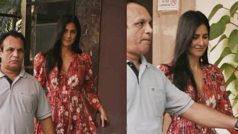 रेड प्रिंटेड फ्रॉक में स्पॉट हुईं कैटरीना कैफ।