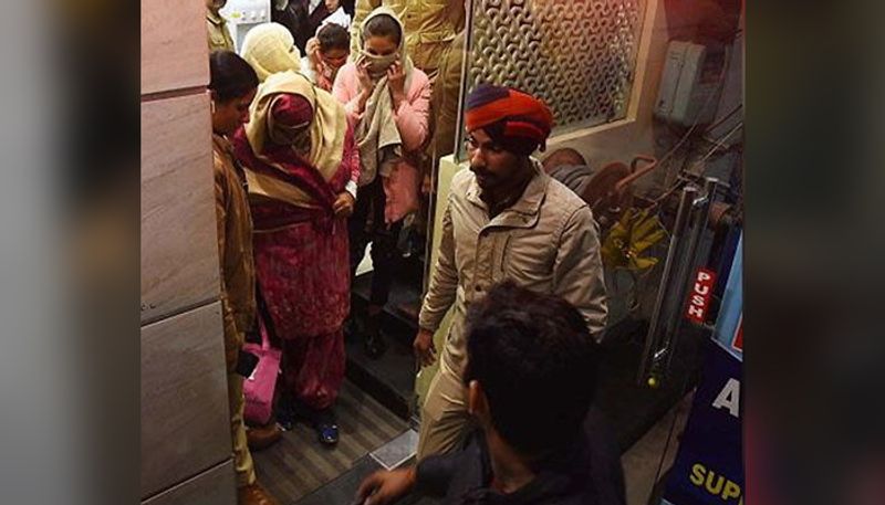 इन होटलों में छापा मारने से पहले पुलिस के सीनियर अफसरों ने पूरी प्लानिंग की थी। इसकी भनक बाहर किसी को नहीं लगने दी गई थी। छापे के दौरान ज्यादातर पुलिसकर्मी सिविल ड्रेस में थे।