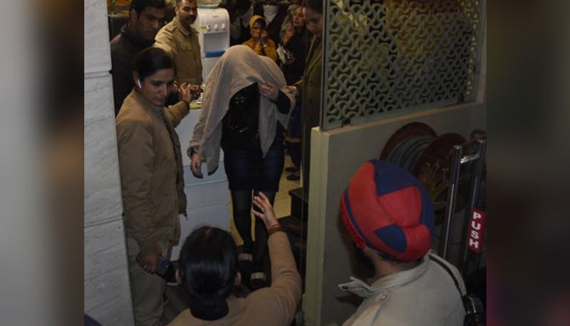 हालांकि एक होटल वाले ने खुलासा किया कि उसे छापे की जानकारी पहले ही मालूम चल गई थी, इसलिए उसने अपने ग्राहकों को पहले ही होटल से हटा दिया था।
