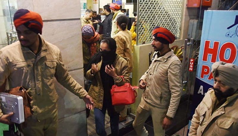 होटल पार्क ब्लू में जम्मू के दो युवक ठहरे थे। पुलिस ने पूछताछ के बाद उन्हें जाने दिया। हालांकि वे होटलवालों से अपने पैसे लेने पर अड़े रहे।