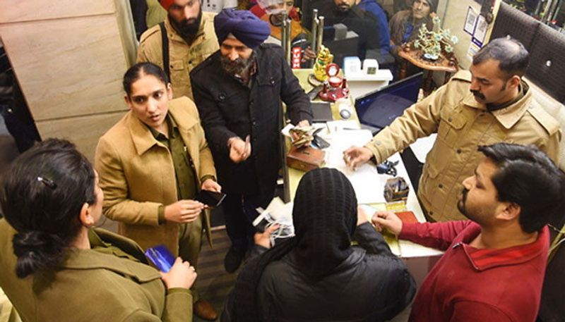 पुलिस ने होटल के CCTV कैमरे सहित तमाम चीजें जब्त की हैं। पुलिस ने होटलों को सील कर दिया है।