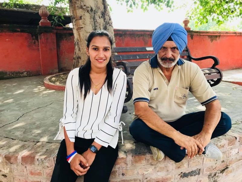 रानी बताती हैं कि, “मुझे हमेशा से पता था कि मुझे हॉकी खेलना है। पर इसके जो खर्च थे– जैसे इंस्टिट्यूट में ट्रेनिंग लेना, हॉकी किट खरीदना या जूते खरीदना आदि, ये सब मेरे पिता नहीं उठा सकते थे। साथ ही, मेरे माता-पिता को समाज का भी डर था, जिसके कारण उन्हें मनाना और भी मुश्किल था। मुझे याद है, मैंने उनसे बहुत बार कहा, ‘मुझे एक मौका दो, मुझे खेलते हुए देखो, और फिर भी, अगर आपको लगे कि मैं कुछ गलत कर रही हूँ, तो मैं खेल छोड़ दूंगी।” (कोच के साथ रानी रामपाल)