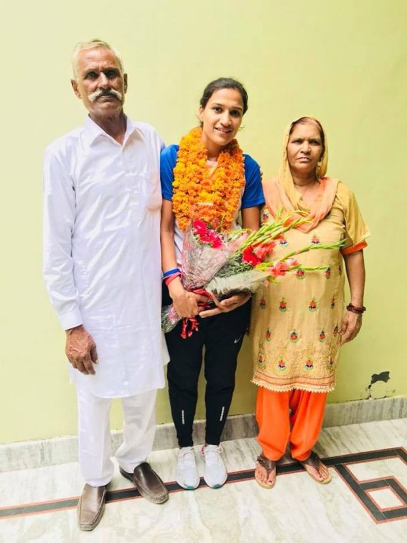 मेरे माता-पिता बहुत छोटी जगह से हैं और ज़्यादा पढ़े- लिखे भी नहीं हैं। उन्हें लगता था कि स्पोर्ट्स में करियर नहीं बन सकता, और लड़कियों के लिए तो बिल्कुल भी नहीं। साथ ही, हमारे रिश्तेदार भी मेरे पिता को ताने देते थे, ‘ये हॉकी खेल कर क्या करेगी? बस छोटी-छोटी स्कर्ट पहन कर मैदान में दौड़ेगी और घर की इज्ज़त ख़राब करेगी।’” उस समय ये सब सुनकर मैं भीतर कर हिल जाती थी। डर लगता था कि कभी हॉकी नहीं खेल पाउंगी। आज वही लोग रान की पीठ थपथपाते हैं और उनके घर लौटने पर, ख़ासतौर से बधाई देने आते हैं। (परिवार के साथ रानी)