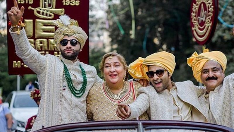 बेटे अरमान जैन की बरात में मम्मी रीमा जैन, भाई आदर जैन और पापा मनोज जैन।