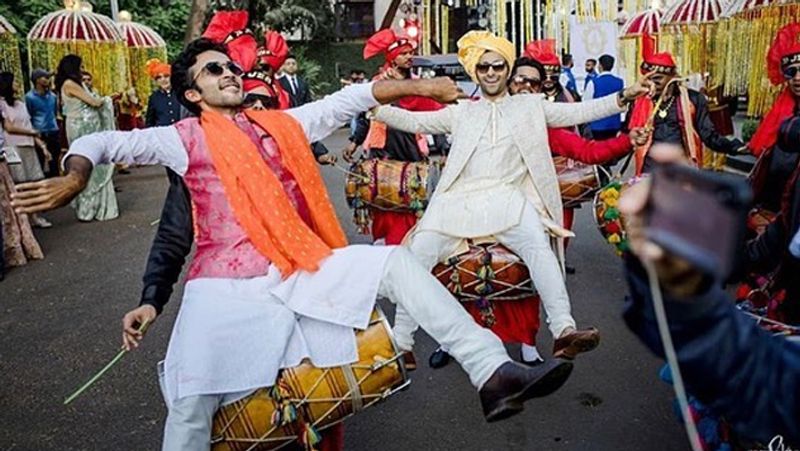 भाई अरमान जैन की बरात में ढोल की थाप पर नाचते जायन कपूर और आदर जैन।