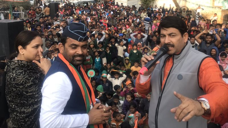 दिल्ली में बीजेपी का मुख्य मुक़ाबला अरविंद केजरीवाल की आम आदमी पार्टी से है। 2015 के चुनाव में बीजेपी को दिल्ली में सिर्फ तीन सीटों पर जीत मिली थी।