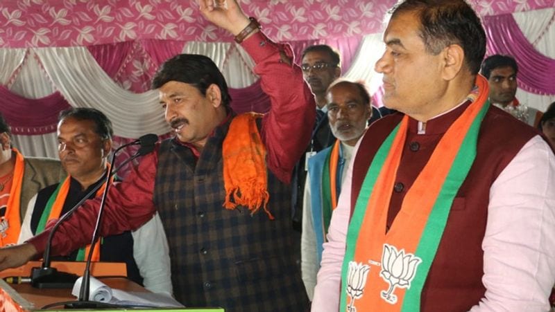 मनोज तिवारी फिलहाल दिल्ली चुनाव में व्यस्त हैं। दिल्ली में 8 फरवरी को वोट डाले जाएंगे। मतगणना 11 फरवरी को है। बताते चलें कि नागरिकता कानून के बाद से नरेंद्र मोदी, अमित शाह और बीजेपी के खिलाफ अनुराग काफी सख्त हुए हैं। कई ट्वीट में शाह के लिए शर्मनाक भाषा का इस्तेमाल किया जिसकी तमाम लोगों ने आलोचना की है।
