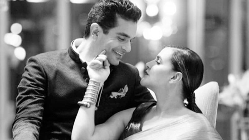 बता दें, नेहा धूपिया और अंगद बेदी ने 2018 में शादी की थी। दोनों ने गुपचुप तरीके से गुरुद्वारे में शादी की थी। इसकी जानकारी ने कपल ने सोशल मीडिया पर फोटो शेयर करके दी थी। फोटो शेयर करने के बाद फैंस शॉक्ड रह गए थे।