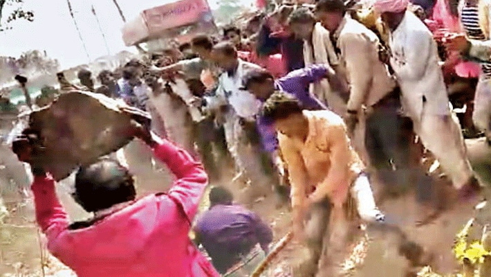 पीड़ित उज्जैन जिले के लिंबी पिपलिया गांव के रहने वाले हैं। 5 किसान मजदूरों से अपना एडवांस रुपया लेने गांव पहुंचे थे, जहां रुपए नहीं देने का मन बना चुके मजूदरों ने बच्चा चोरी करने की अफवाह फैला दी।