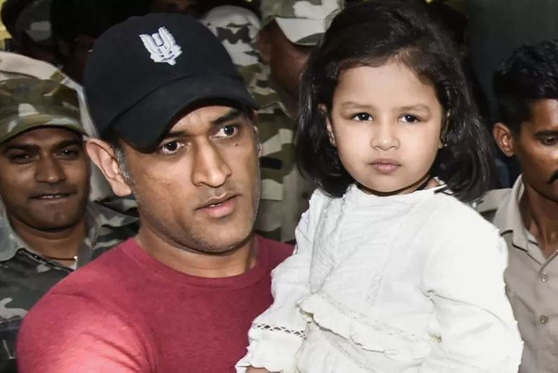 एयरपोर्ट पर जीवा पापा के साथ स्पॉट की जाती हैं तो मीडिया को पोज देने में कोई नखरे नहीं दिखाती हैं।