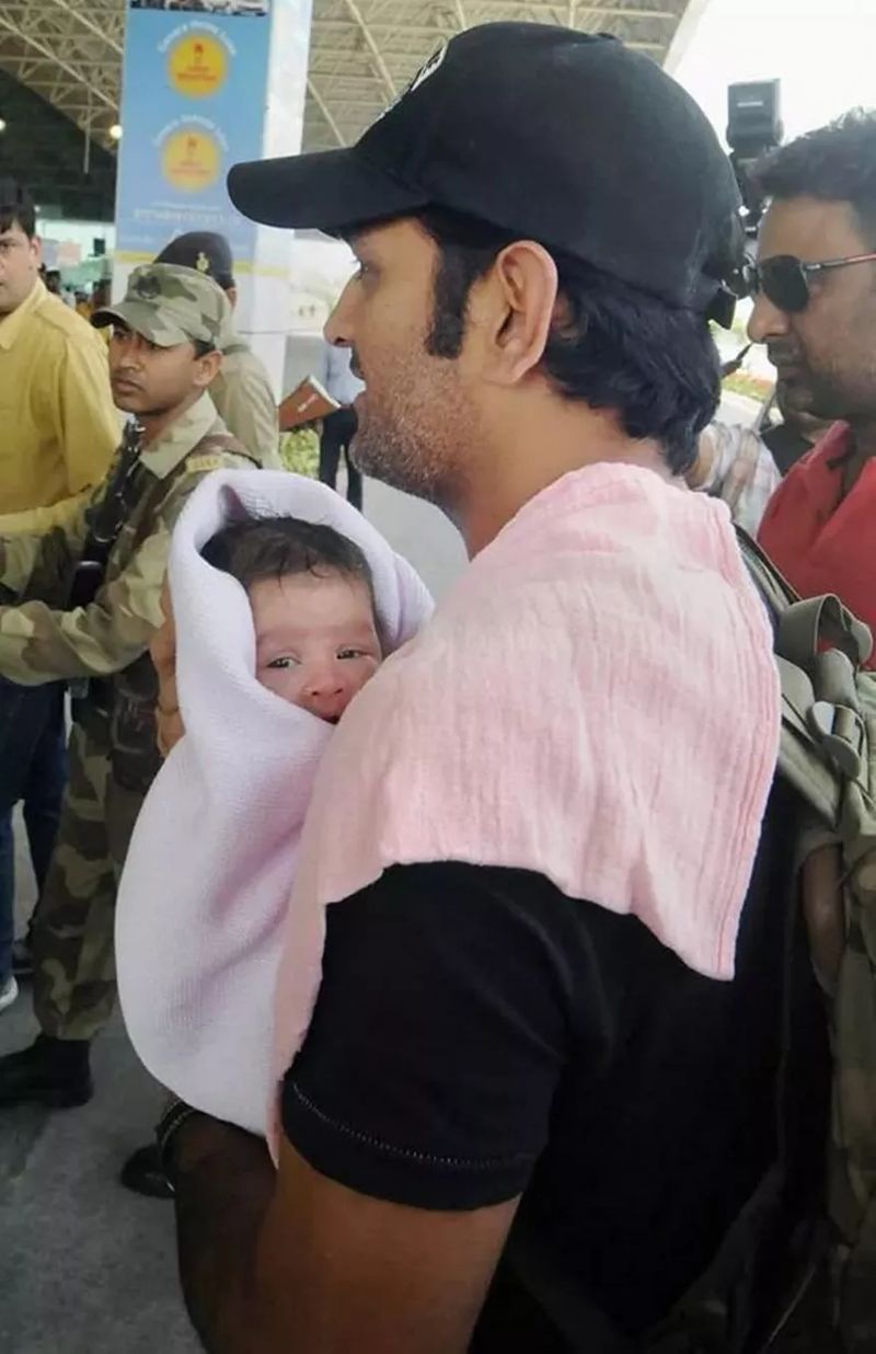 जन्म के बाद जीवा की ये तस्वीर बहुत शेयर हुई थी।