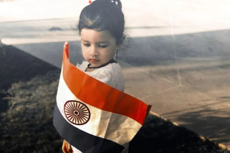 हाथ में तिरंगा थामे जीवा बेहद प्यारी लग रही हैं। जय हिंद!