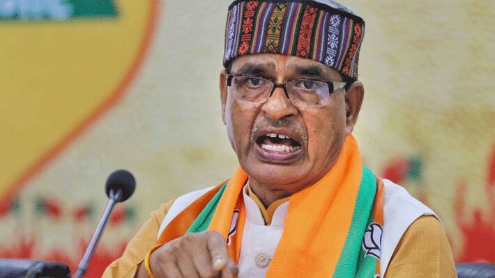 वहीं मध्य प्रदेश के पूर्व मुख्यमंत्री शिवराज सिंह चौहान ने इस घटना को लेकर सरकार पर जमकर निशाना साधा। उन्होंने ट्विटर पर लिखा, यह अत्यंत ही दुर्भाग्यपूर्ण घटना है। कानून और व्यवस्था प्रदेश में पूर्णतः ध्वस्त हो चुकी है। कानून का डर बिल्कुल समाप्त हो गया है। जंगलराज इसे ही कहते हैं! इस पूरी घटना की गहन जाँच होना चाहिये और इसके पीछे जो ज़िम्मेदार अपराधी हैं, उनके खिलाफ कड़ी से कड़ी कार्रवाई होना चाहिये।