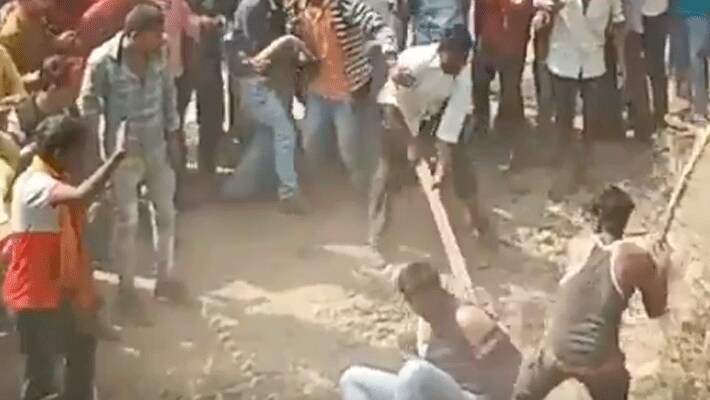 कार चालक गणेश (38) को बड़वानी रेफर किया गया, जहां इलाज के दौरान उसकी मौत हो गई। जगदीश राधेश्याम शर्मा (45), नरेंद्र सुंदरलाल शर्मा (42), विनोद तुलसीराम मुकाती (43), रवि पिता शंकरलाल पटेल (38), जगदीश पूनमचंद शर्मा को इंदौर लाया गया है। रवि की हालत गंभीर है। पुलिस ने 3 आरोपी मजदूरों अवतार सिंह, भुवनसिंह, जामसिंह की पहचान कर ली है। उनके साथ 15 से 20 लोगों के खिलाफ केस दर्ज किया गया