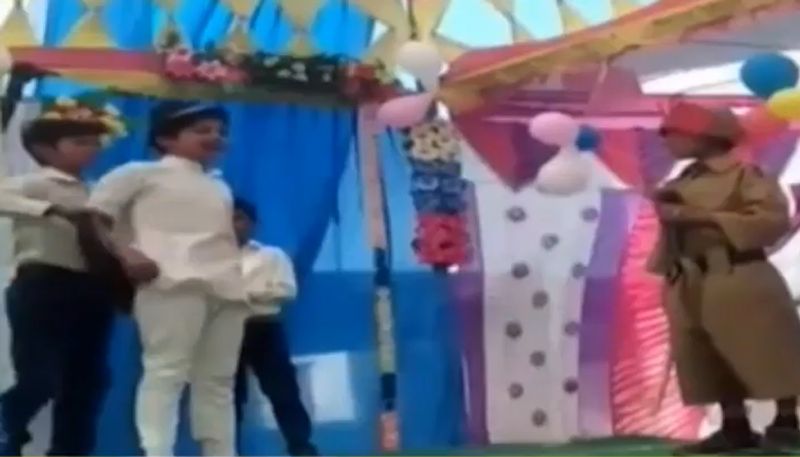 घटनास्थल से पुलिस को प्रियांशु का मोबाइल मिला। उसमें स्कूल में खेले गए नाटक का वीडियो मिला। आशंका है कि वीडियो देख-देखकर प्रियांशु रिहर्सल कर रहा था।