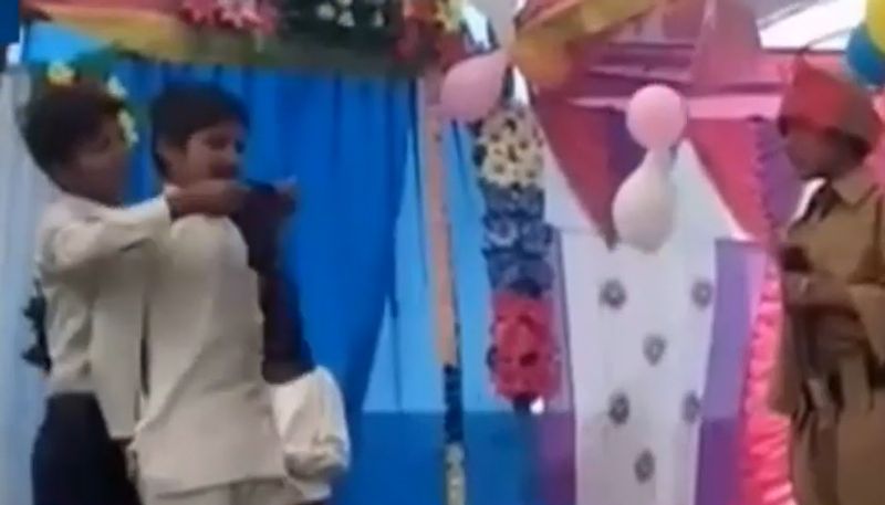 प्रियांशु के पिता विनोद मालवीय सरकारी स्कूल में शिक्षक हैं। प्रियांशु तीन भाइयों में सबसे बड़ा था। इस घटना ने सबको शॉक्ड कर दिया है।