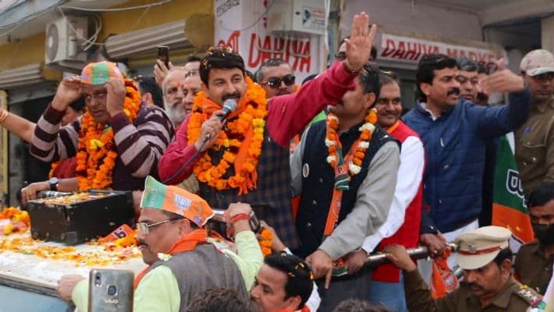 बीजेपी ने विधानसभा सीट के हिसाब से बिहारी नेताओं की टीम बनाई है जो घर-घर जाकर प्रचार कर रही है। बीजेपी का केंद्रीय नेतृत्व खुद बिहारी वोटरों को लेकर बेहद सतर्क है। बिहार बीजेपी की पूरी टीम दिल्ली में कैम्प कर रही है। बीजेपी ने बिहार के 40 विधायक दिल्ली में कैम्प किए हुए हैं और वो बिहारी कालोनियों में लोगों से वन-टू-वन मुलाकात कर पार्टी के पक्ष में वोट देने की अपील कर रहे हैं।