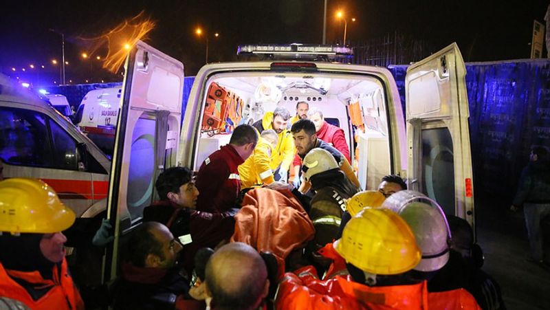 घटना के बाद जो तस्वीर सामने आई, उसमें कुछ लोग विमान के पिछले हिस्से से बाहर निकलते नजर आ रहे हैं।