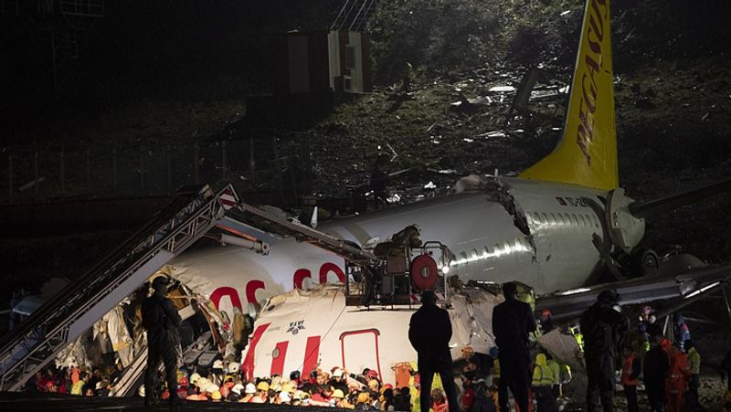 बोइंग 737 का यह विमान तेज हवाओं और भारी बारिश के बीच लैंडिंग की कोशिश कर रहा था।