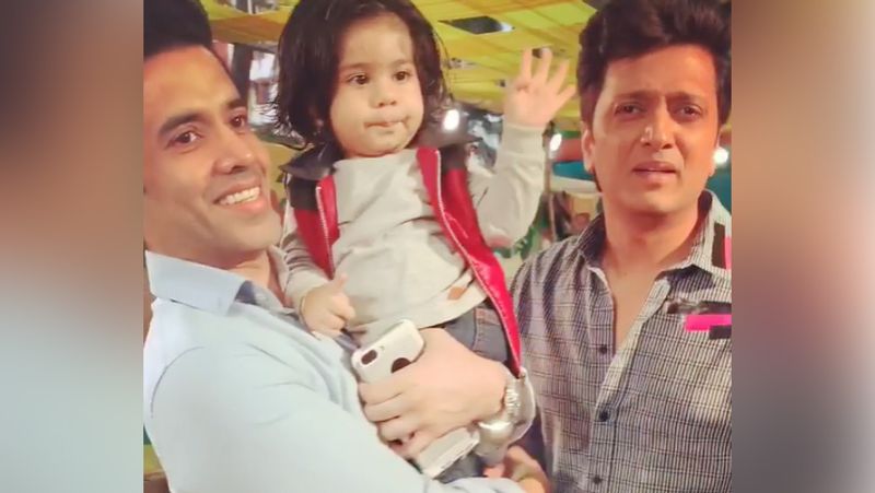 एकता के बेटे का रिएक्शन देखने के बाद रितेश देशमुख उसके साथ मस्ती करते दिखाई देते हैं।