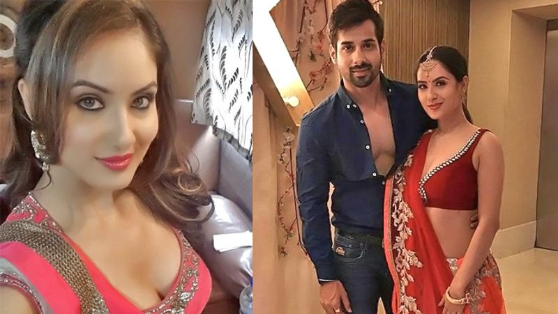 বর্তমান পরিস্থিতিতে সেই ভাবনা শিকেয় উঠেছে। নিজের বিলাসবহুল বিয়ের ভাবনা বাতিল করেছেন এই জুটি।